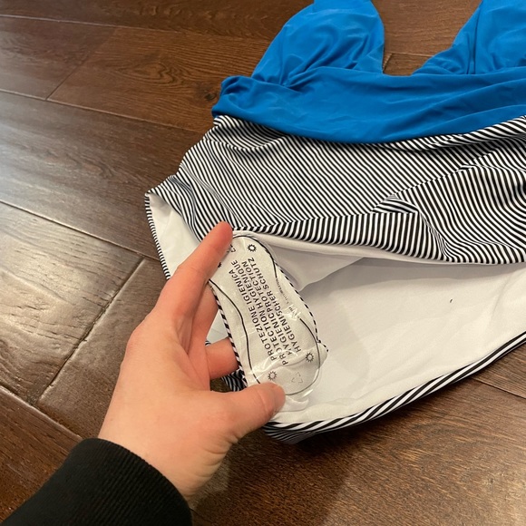 Halter Deep cleavage bathing suit - Picture 3 of 4